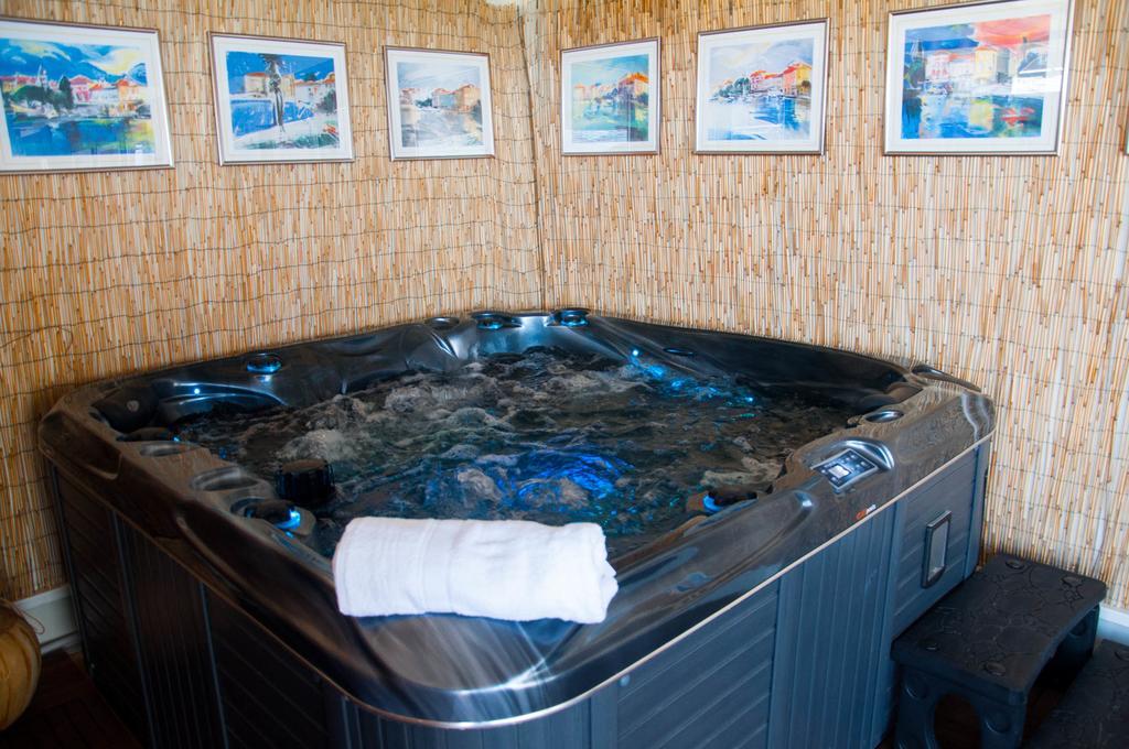 Camping Adria Mobile Homes In Camping Kastanija Novigrad  ภายนอก รูปภาพ