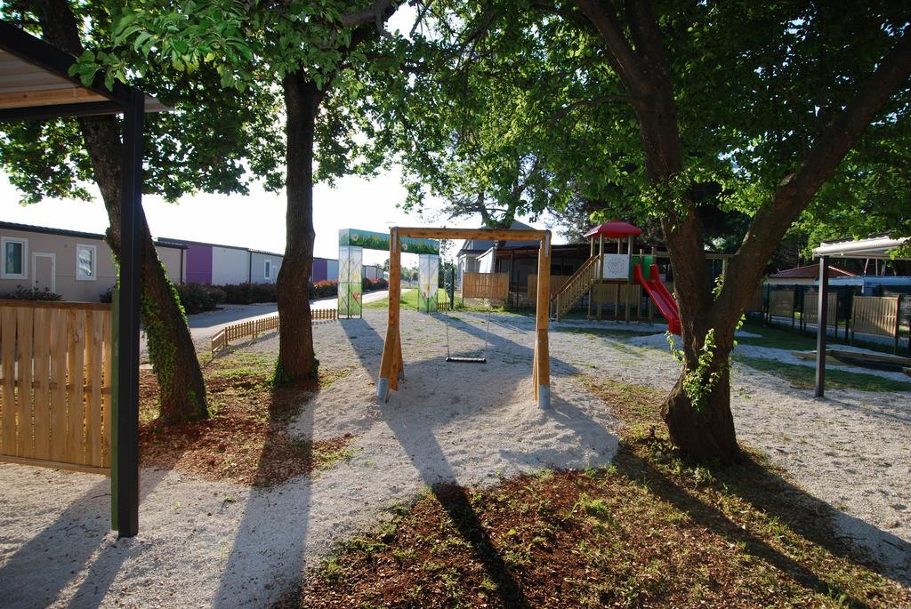 Camping Adria Mobile Homes In Camping Kastanija Novigrad  ภายนอก รูปภาพ