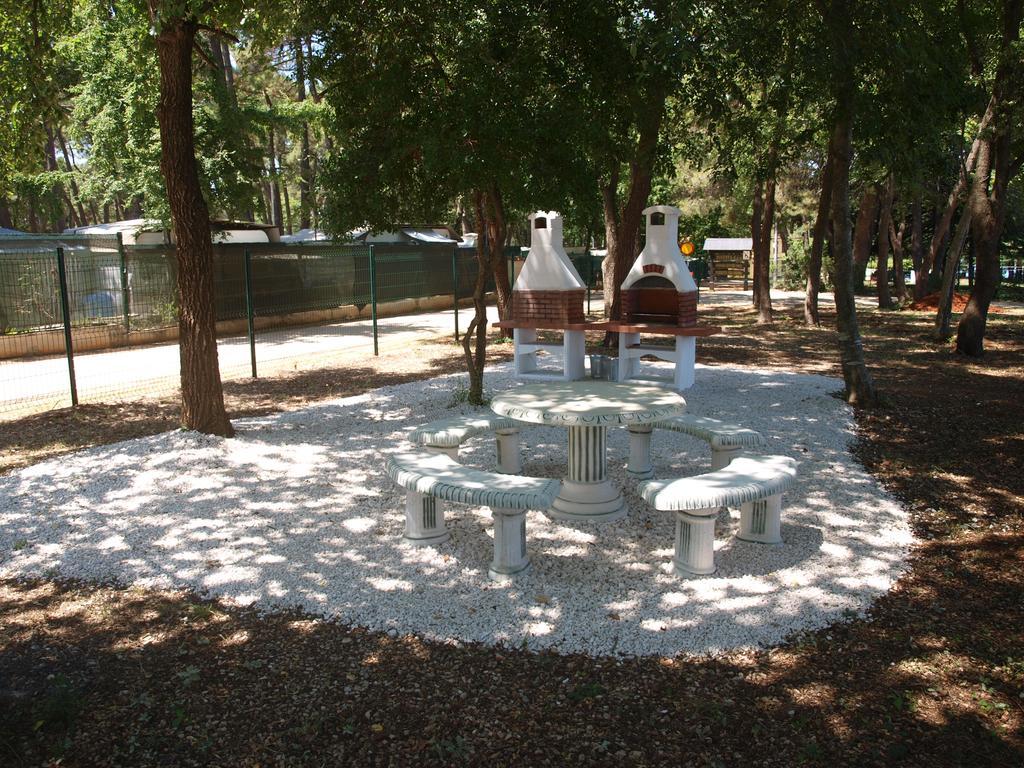 Camping Adria Mobile Homes In Camping Kastanija Novigrad  ภายนอก รูปภาพ