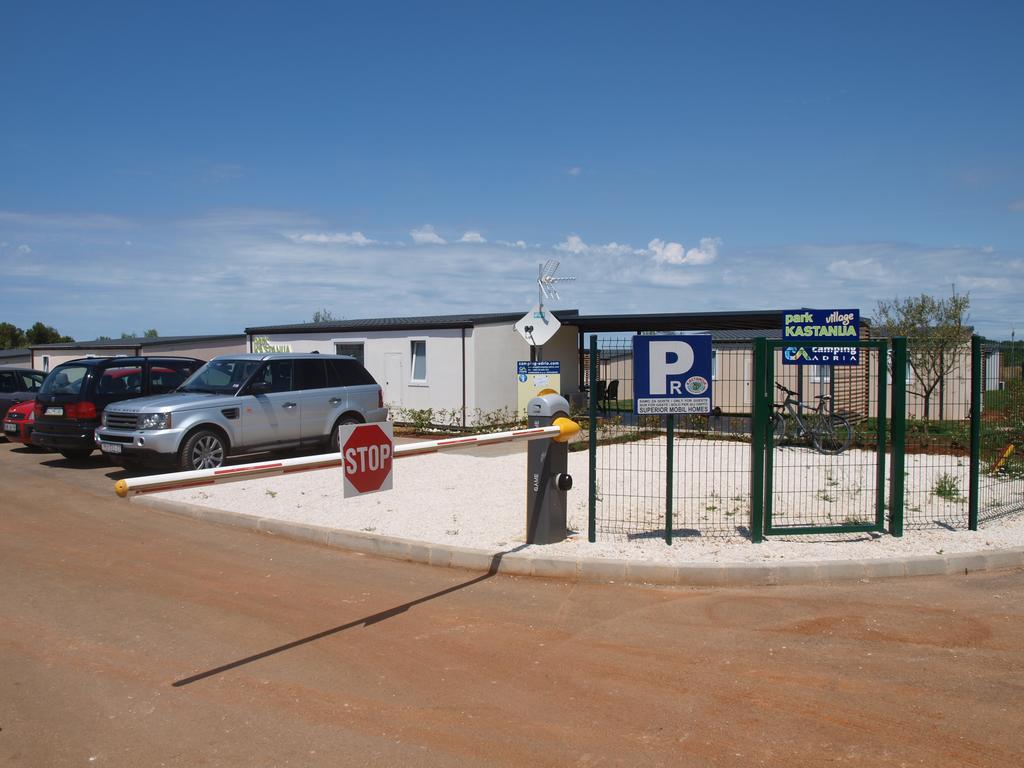 Camping Adria Mobile Homes In Camping Kastanija Novigrad  ภายนอก รูปภาพ